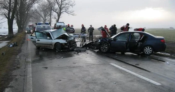 Cele două autoturisme implicate în accident. Şoseaua este perfect dreaptă