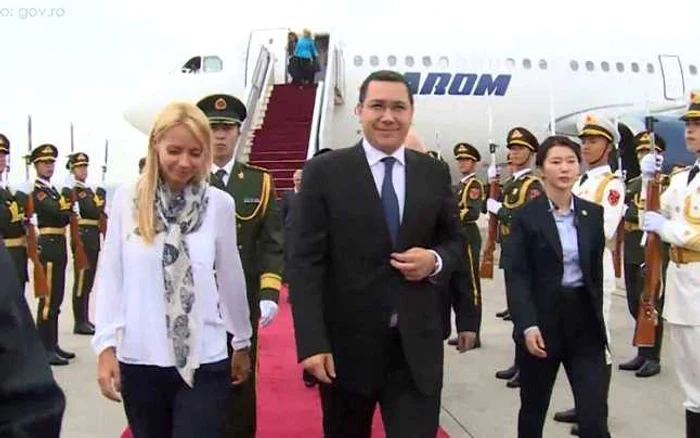 Premierul Victor Ponta şi soţia - europarlamentarul Daciana Sârbu - la aterizarea pe aeroportul din Beijing, China  Foto: gov.ro