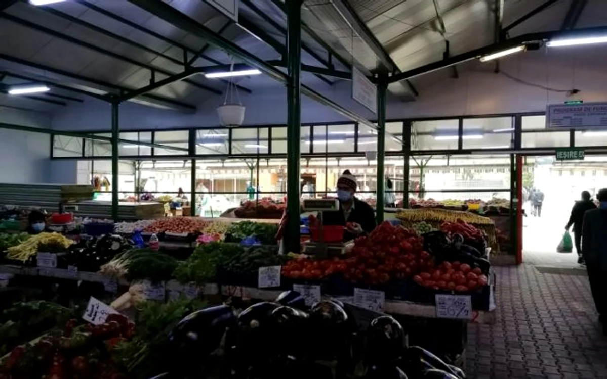 În cea mai mare piaţă din Slatina parte din pereţii laterali au fost demolaţi Alina Mitran