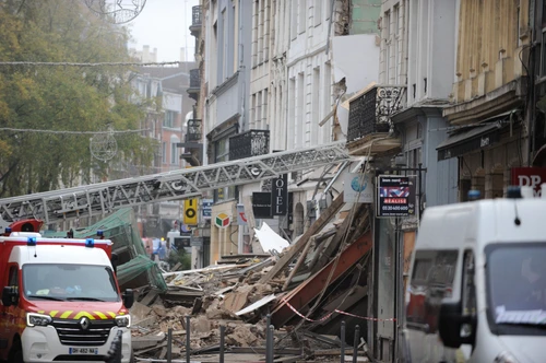 Două imobile alăturate s-au prăbuşit pe o stradă din centrul Lille, în nordul Franţei, pe 12 noiembrie 2022  FOTO Profimedia