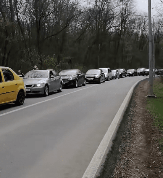 Se întâmplă la Aeroportul din Iaşi. Cozi infernale de maşini şi oameni care fug pe stradă şi prin pădure VIDEO
