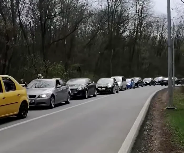 Coadă către Aeroportul Iaşi SURSĂ Arhiva Adevărul