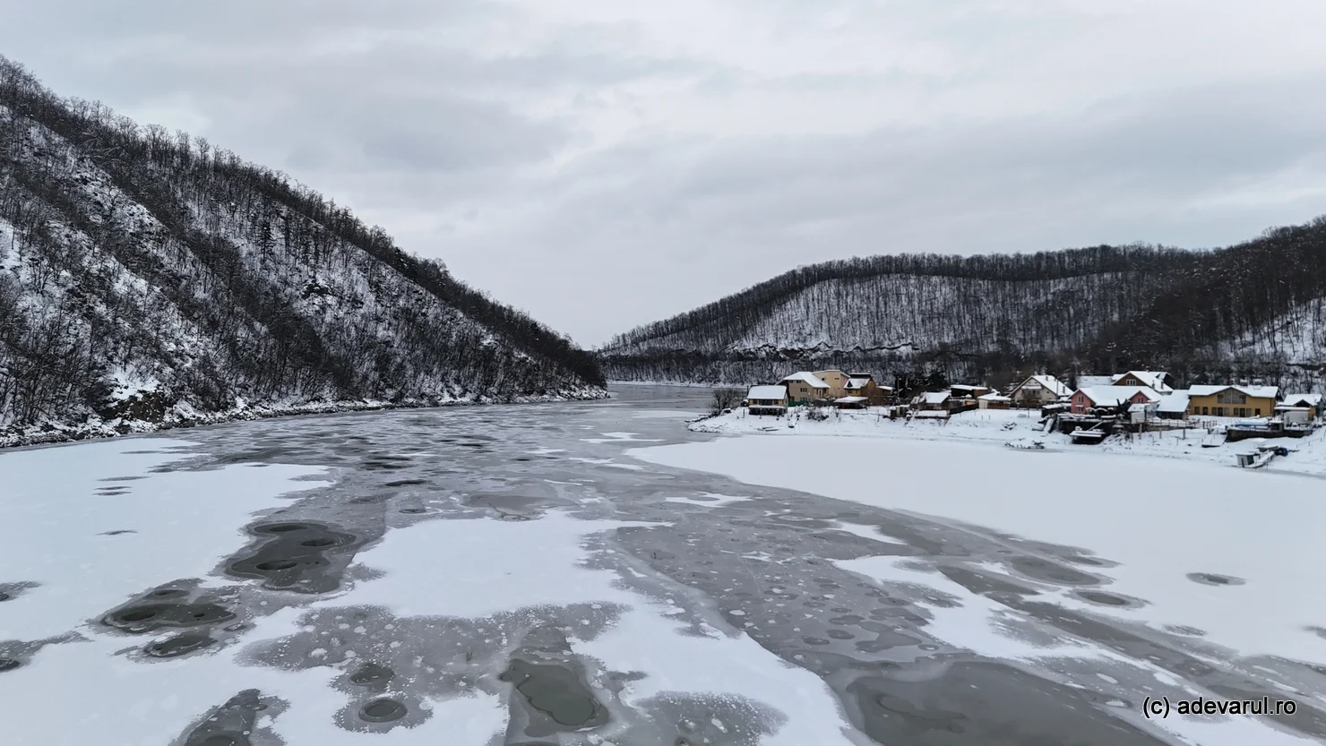 Gerul a schimbat înfățișarea Lacului Cinciș. Marea întindere de gheață din vestul României