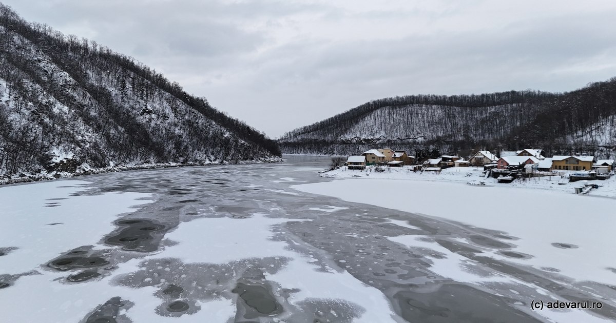 Gerul a transformat lacul Cinciș într-o vastă mare de gheață în vestul României.