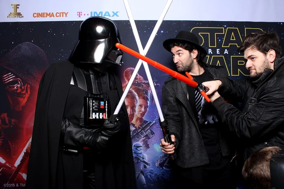 Smiley s-a jucat cu săbiile din Star Wars şi s-a duelat cu Darth Vader