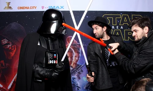 Smiley s a jucat cu săbiile din Star Wars şi s a duelat cu Darth Vader jpeg