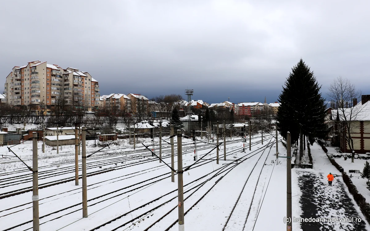Orașul Petroșani, cu o stație CFR mare, dar din ce în ce mai pustie. Foto: Daniel Guță