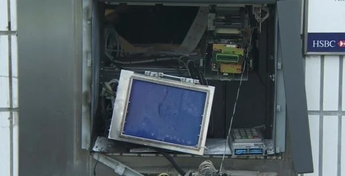 Hoții au furat trei cutii cu bani din bancomatFoto: specialarad.ro