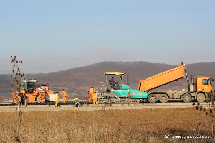 Lucrări la autostrada Deva - Lugoj. Noiembrie 2014. FOTO: Daniel Guţă. ADEVĂRUL.