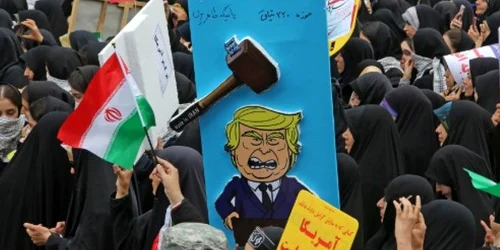 Donald Trump ilustrat in timpul marcarii a 40 de ani de la preluarea ambasadei SUA de la Teheran Iran FOTO AFP