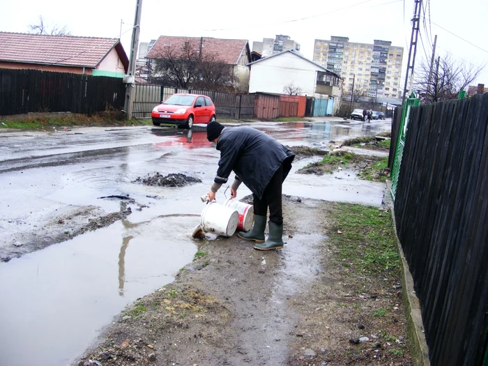 Strada Walter Mărăcineanu, unde asfaltul rămâne un vis frumos pentru locatari FOTO Corina Macavei