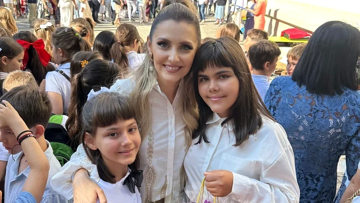 Alina Sorescu, alături de cele două fetițe, Raisa și Carolina foto: Facebook 