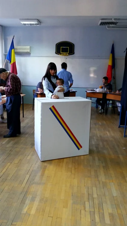 Elena Băsescu, cu Sofia Anais la vot (foto Facebook)