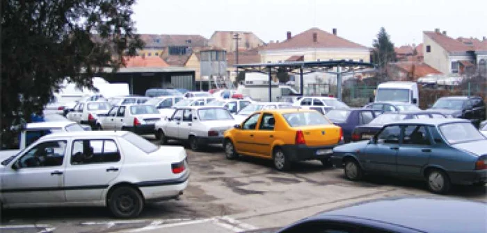 Maşinile din parcul auto al Inspectoratului Judeţean de Poliţie Mehedinţi au nevoie de reparaţii. foto: Corina Macavei