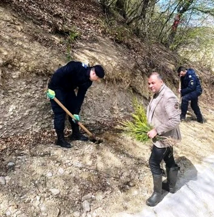 Preşedintele PSD, surprins la plantat alături de jandarmi FOTO BS