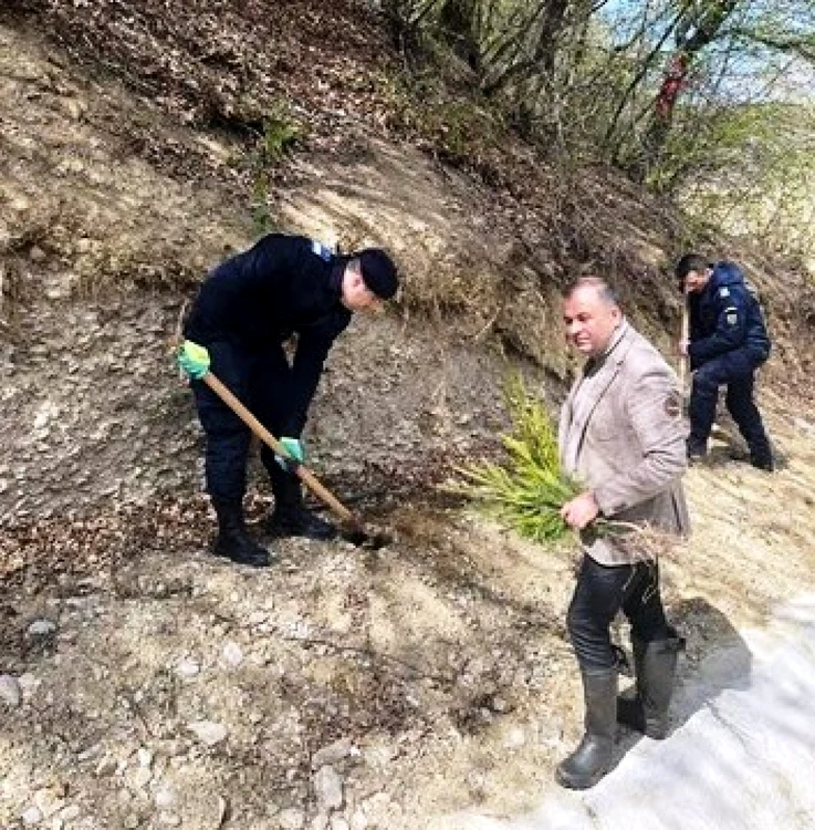 Preşedintele PSD, surprins la plantat alături de jandarmi FOTO BS