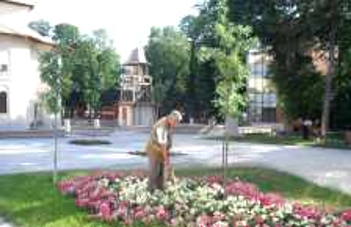 Florile din Grădina Publică, udate prin metoda clasică