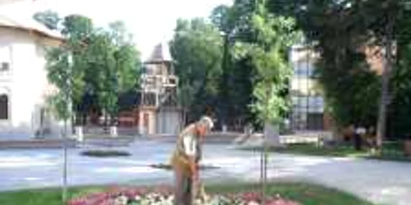 Florile din Grădina Publică, udate prin metoda clasică