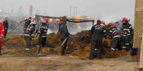 Pompierii se luptă şi acum cu flăcările foto arhivă