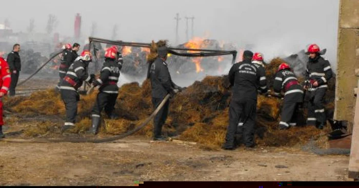 Pompierii se luptă şi acum cu flăcările foto arhivă