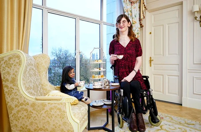 Jyoti Amge, cea mai scundă femeie din lume, și Rumeysa Gelgi, cea mai înaltă, s-au întâlnit