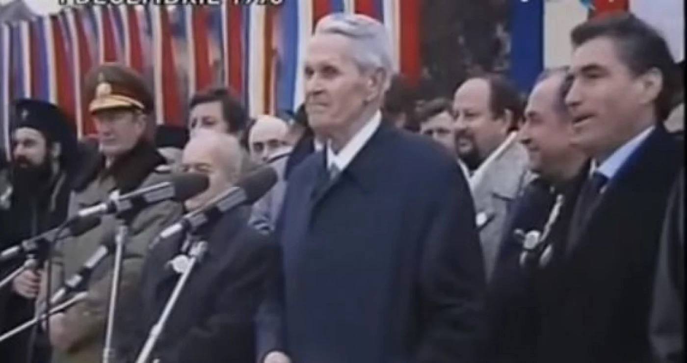 Corneliu Coposu, la Alba Iulia, în 1 decembrie 1990. Roman şi Iliescu zâmbeau satisfăcuţi