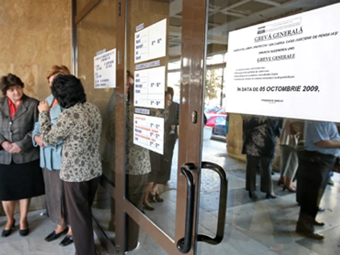 Iaşi: Ieşenii, ţinuţi la uşa instituţiilor publice