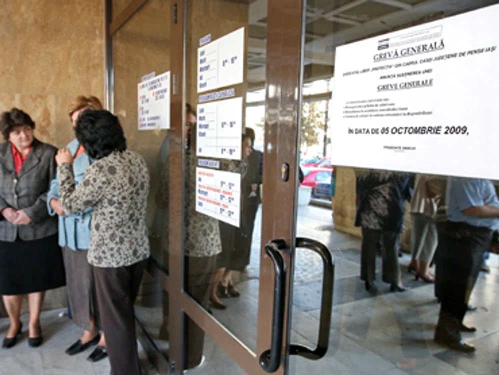 Iaşi: Ieşenii, ţinuţi la uşa instituţiilor publice