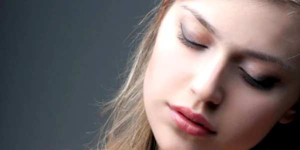 Aplicaţi creme  cu factor de protecţie înainte să vă expuneţi la soare