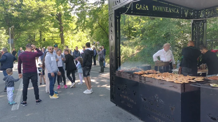 Au sfârâit grătare, cumpărătorii nu s-au înghesuit FOTO: A.M.