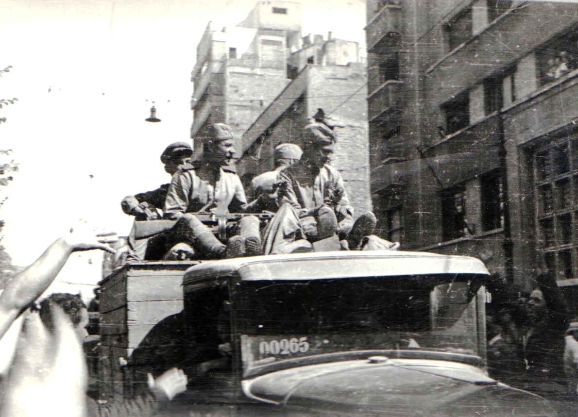 Intrarea Armatei Roșii în București (Bulevardul Carol), la 30 august 1944 (© „Fototeca online a comunismului românesc”, cota: 72/1944)