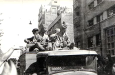 Intrarea Armatei Roșii în București (Bulevardul Carol), la 30 august 1944 (© „Fototeca online a comunismului românesc”, cota: 72/1944)