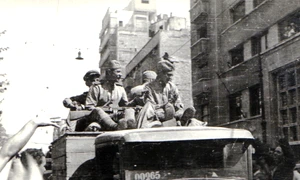 Intrarea Armatei Roșii în București (Bulevardul Carol), la 30 august 1944 (© „Fototeca online a comunismului românesc”, cota: 72/1944)