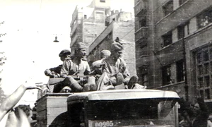 Intrarea Armatei Roșii în București (Bulevardul Carol), la 30 august 1944 (© „Fototeca online a comunismului românesc”, cota: 72/1944)