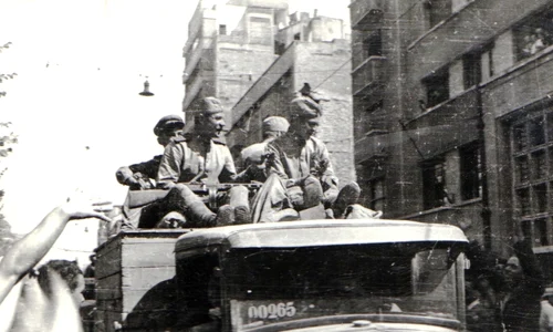 Intrarea Armatei Roșii în București (Bulevardul Carol), la 30 august 1944 (© „Fototeca online a comunismului românesc”, cota: 72/1944)