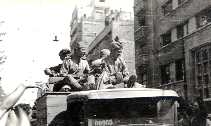 Intrarea Armatei Roșii în București (Bulevardul Carol), la 30 august 1944 (© „Fototeca online a comunismului românesc”, cota: 72/1944)