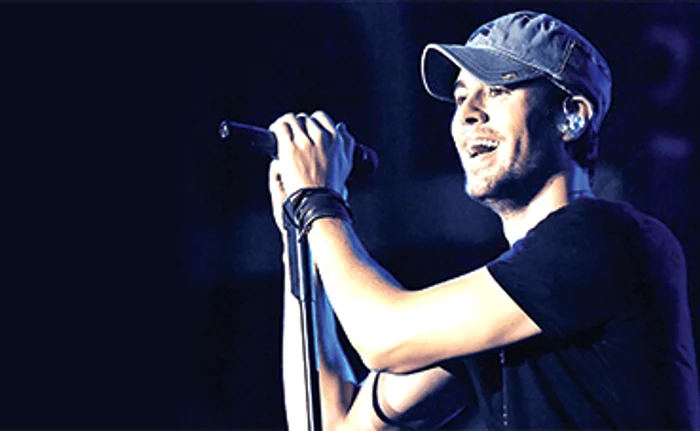 
    Enrique Iglesias a recunoscut că îl dor încheieturile şi muşchii când se urcă pe scenă Fotografii: EPA-EFE/Instagram   