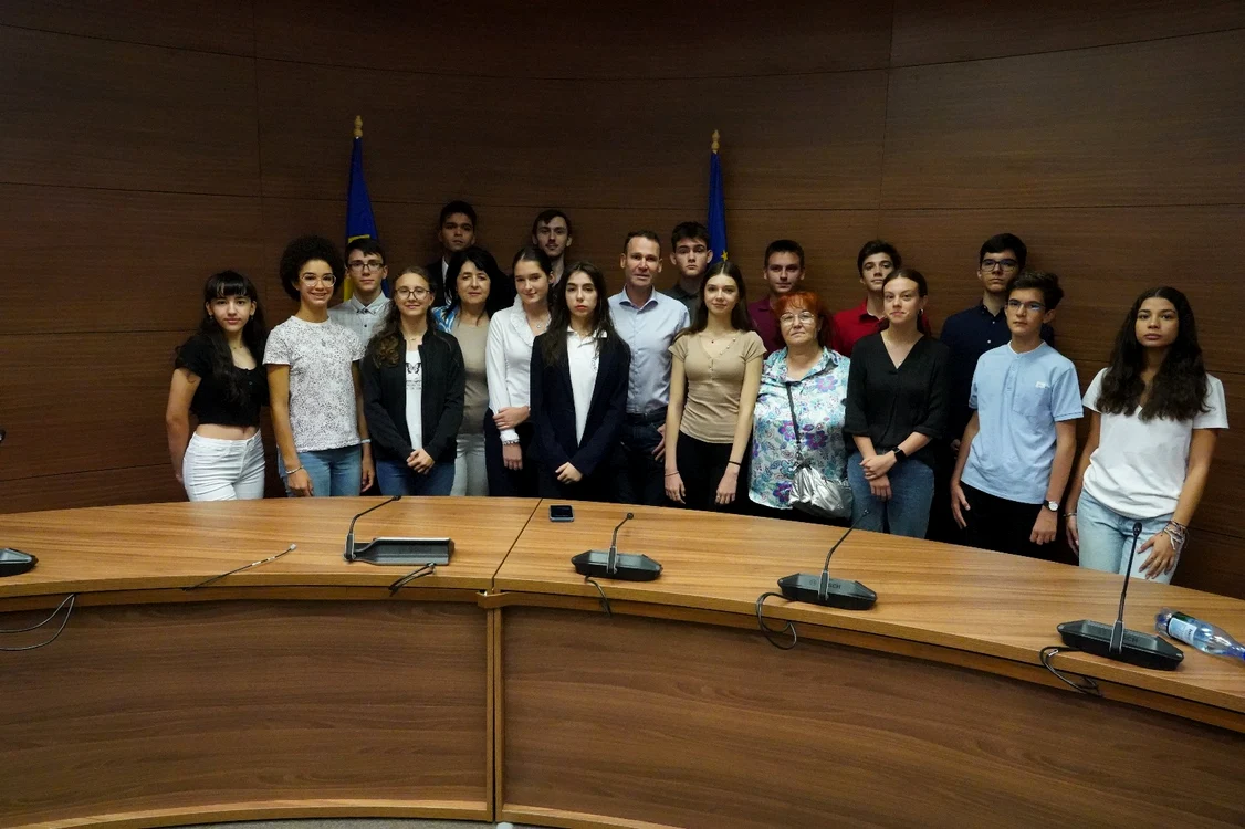 Olimpicii și elevii de 10 din Sectorul 3, premiați de primarul Robert Negoiță. FOTO via Primăria S3