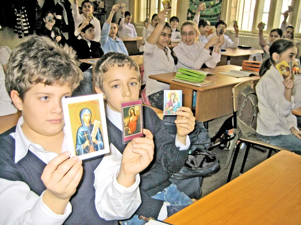 3,2 milioane de elevi învaţă acum să se roage şi despre vieţile sfinţilor