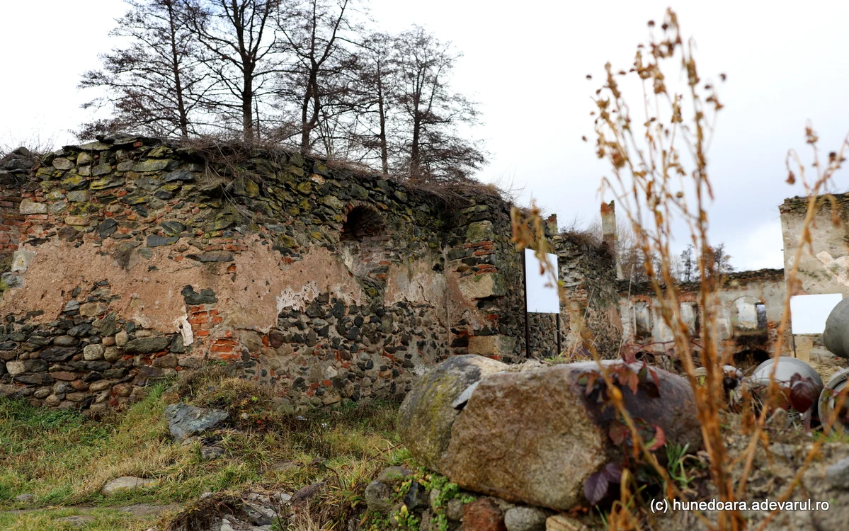 Vechea biserică reformată și o parte din ansamblul medieval. Foto: Daniel Guță