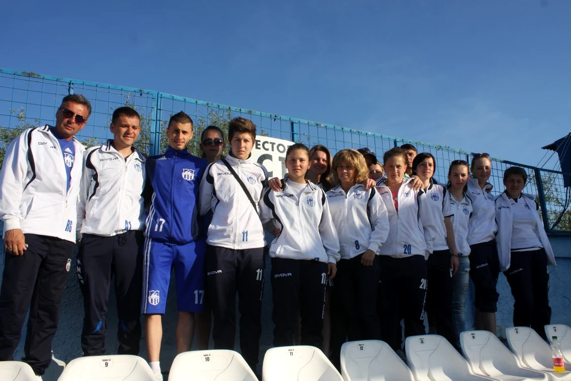 Echipa de fotbal ACS Heniu alături de antrenorul Călin Svoboda şi preşedintele George Ruscău FOTO: Bianca Sara
