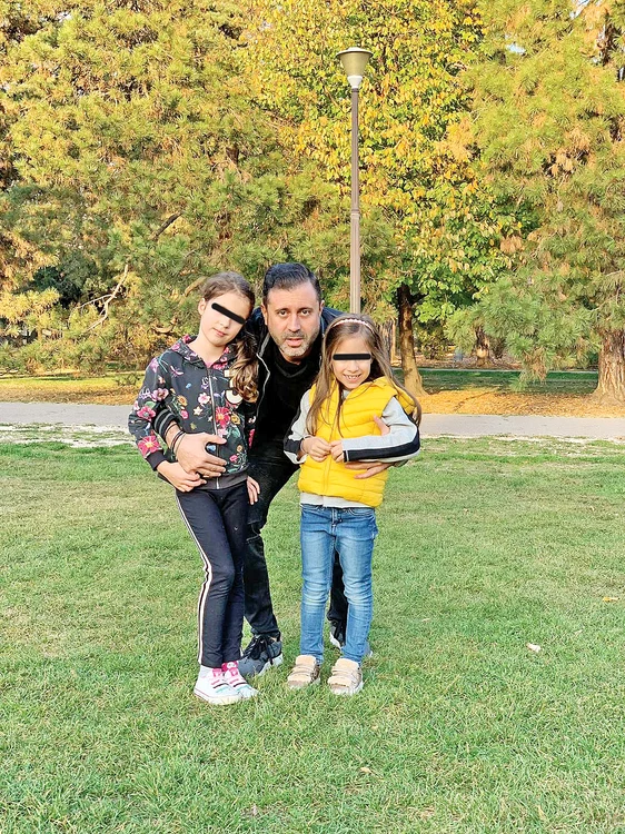 Rareş, fiul ei, şi cele  două nepoate