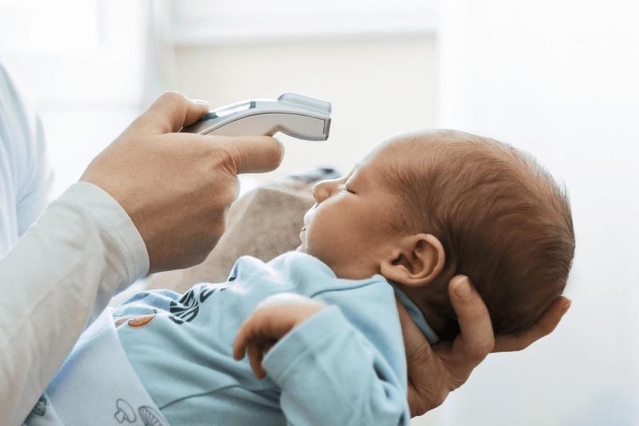 Bebeluş de opt luni, confirmat cu flurona. Ce spun medicii despre starea copilului