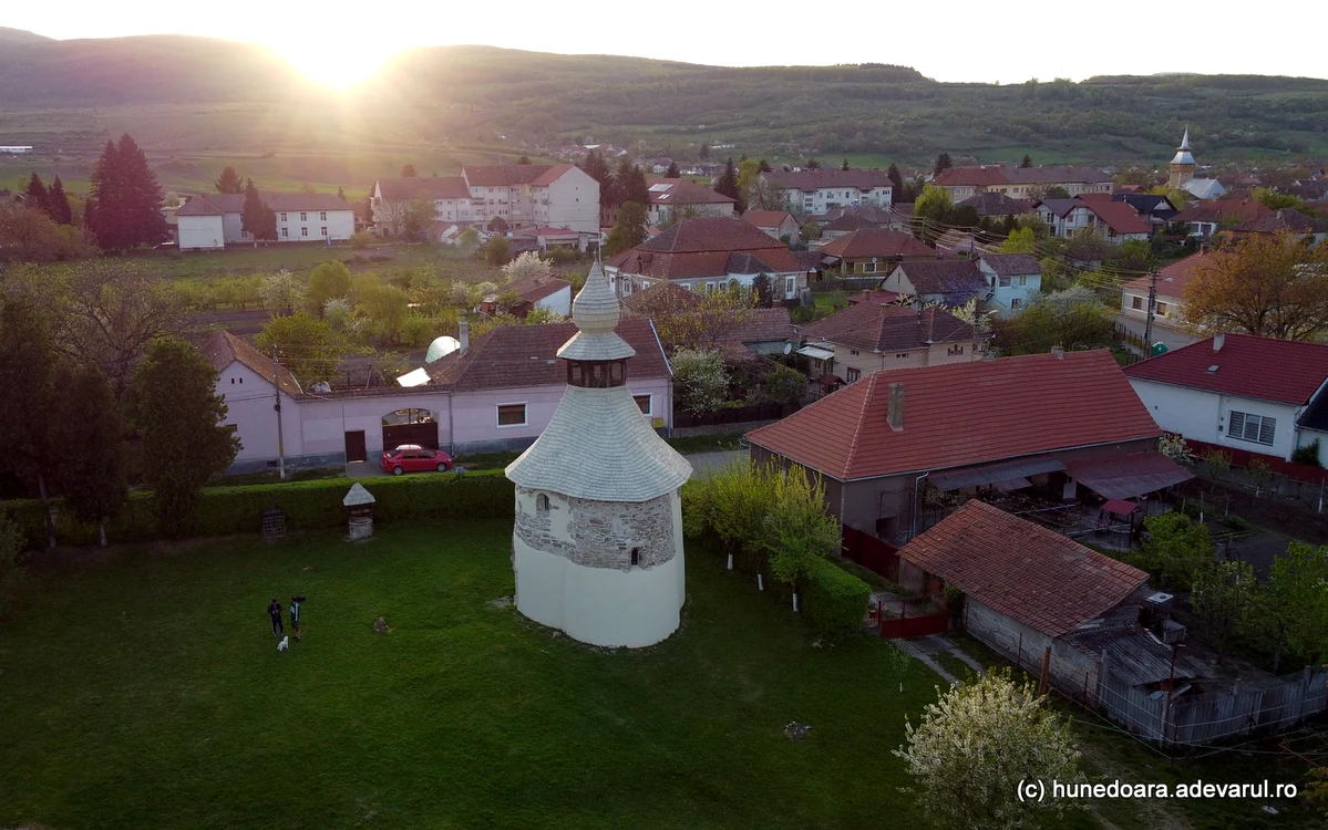 Rotonda din Geoagiu. Foto: Daniel Guță. ADEVĂRUL