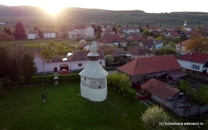 Rotonda din Geoagiu. Foto: Daniel Guță. ADEVĂRUL