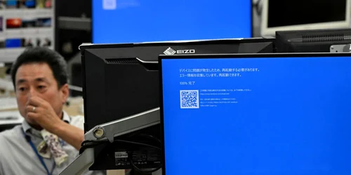 Pe monitoarea pe care rulează „Windows” au apărut mesaje de „reboot”, in Tokyo. FOTO AP
