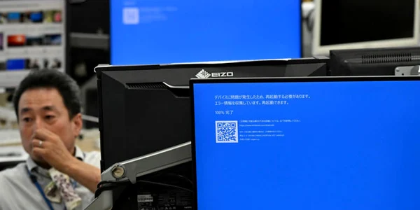 Pe monitoarea pe care rulează „Windows” au apărut mesaje de „reboot”, in Tokyo.  FOTO AP