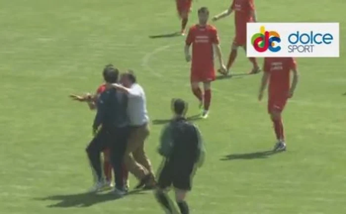 Marius Lăcătuş a sprintat spre fotbalistul advers cu gândul să-l înveţe minte. (captură Dolce Sport)
