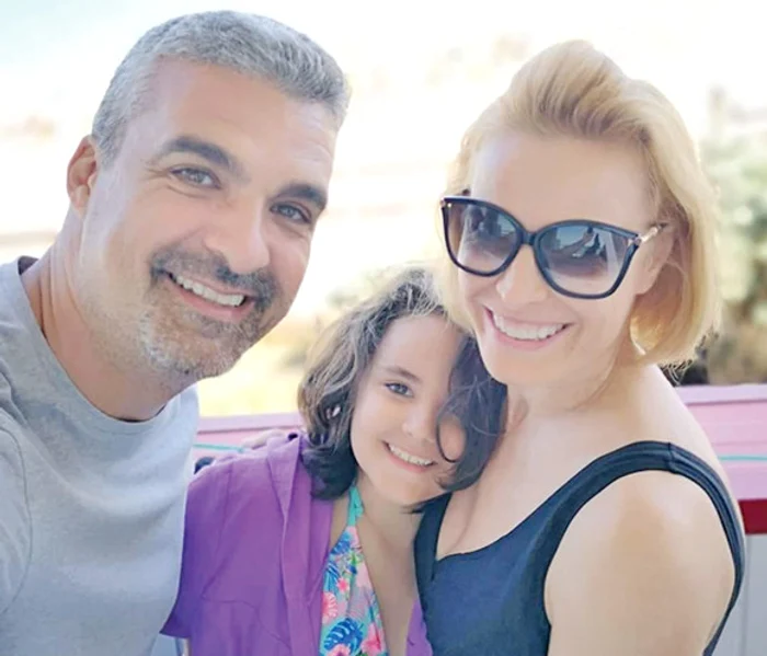 Aurelian Temișan alături de Monica Davidescu și fiica lor, Dora 