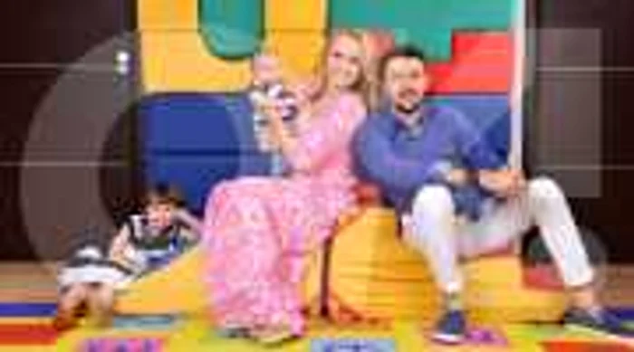 Oana Ioniţă şi Florin Budnaru, la prima şedinţă foto cu copiii, Isabel şi Mihai Maxim FOTO Sorin Stana